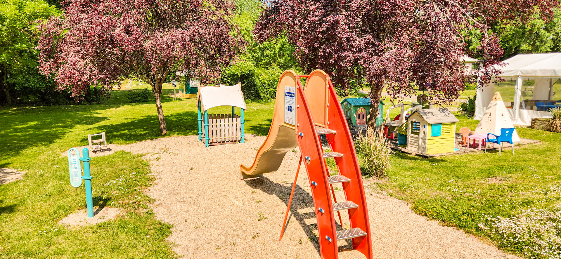 aire de jeux enfants la fritillaire camping toboggan