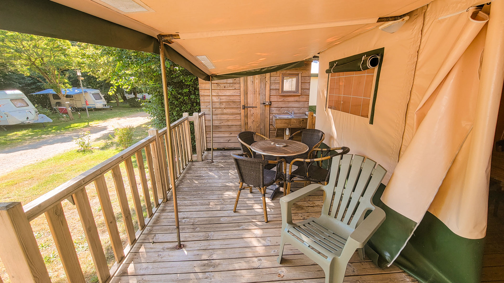 terrasse confort la fritillaire cyrus camping insolite