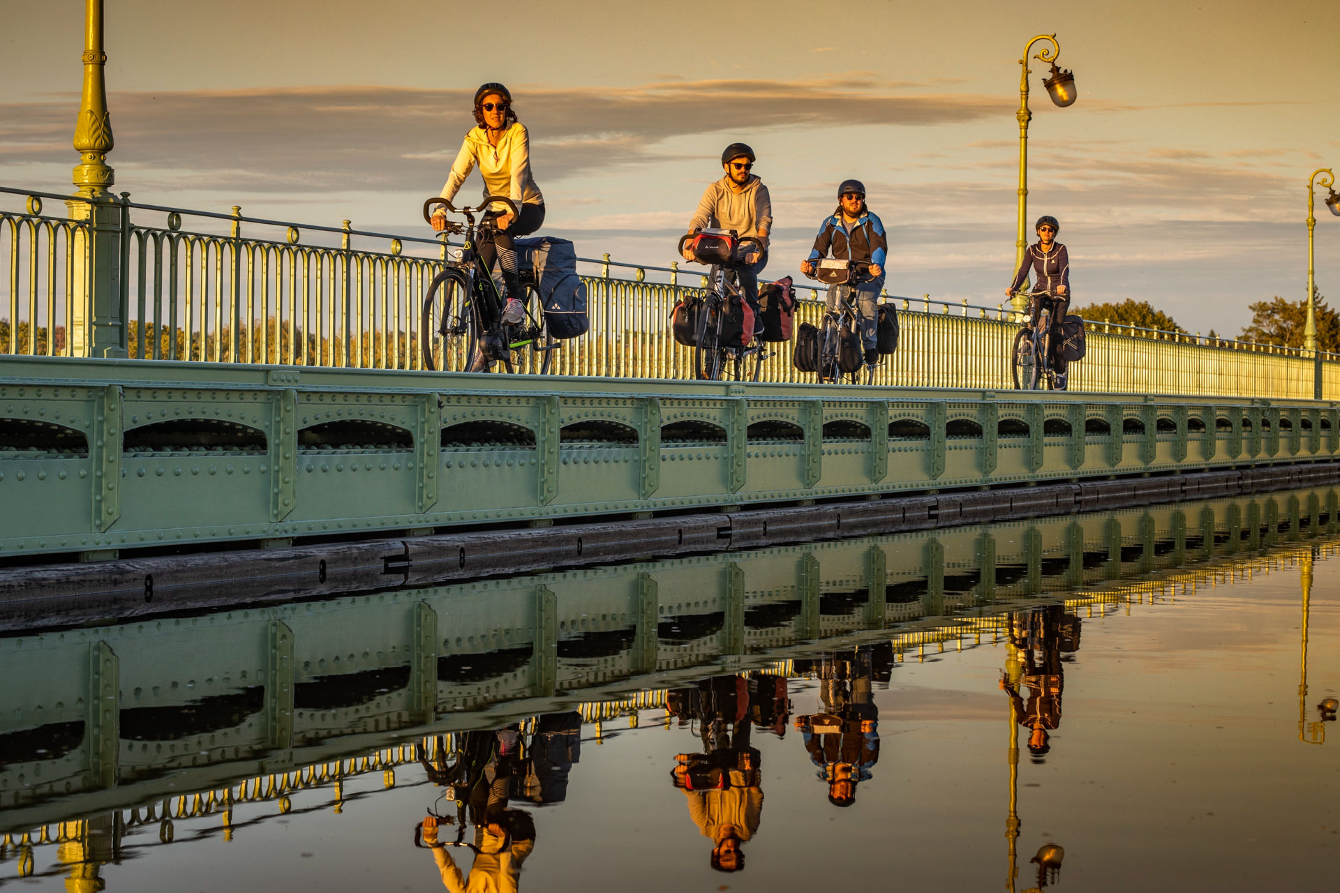 Vélos sur le pont-canal de Briare. Darrault Centre Val de Loire
